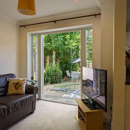 Luxurious & Sunny Garden Flat Near Pinner Station